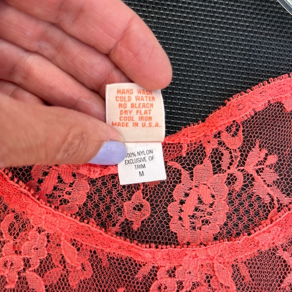 🌺 Fun and pretty all lace top - Picture 9 of 9